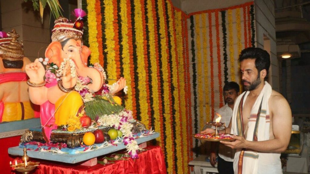 Bollywood stars Welcome Ganpati Bappa