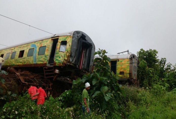 FIve coaches and the locomotive of Nagpur-Mumbai Duronto Express derailed near Kalyan