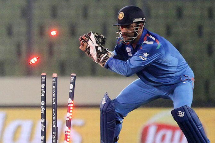 MS Dhoni 1st Indian Wicketkeeper to effect 400 ODI dismissals.