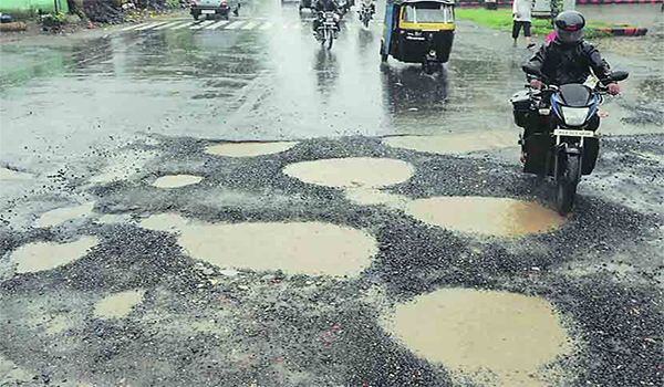 Nagpur Municipal Corporation to repair potholes from seized plastic
