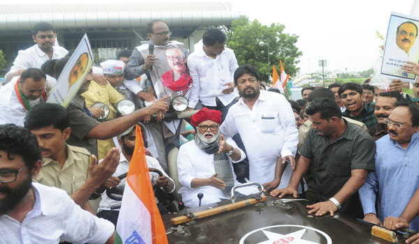 छगन भुजबळ यांचे नागपुरात जंगी स्वागत छगन भुजबळ यांचे नागपुरात जंगी स्वागत