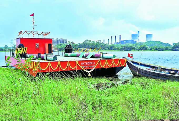 कोराडी तालाब की सफाई के लिए 90 टन का महाकाय जहाज तालाब में उतारा गया