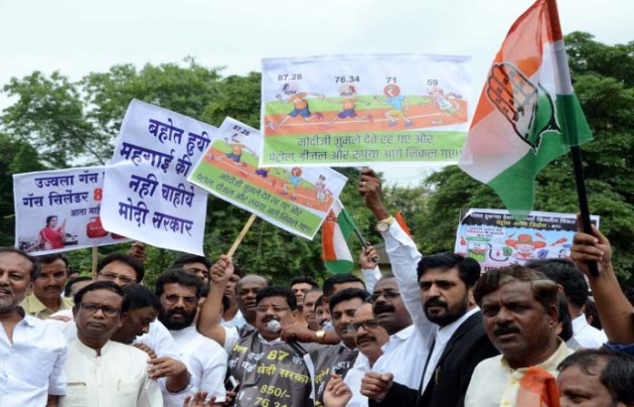 मोदी सरकार के विरोध में शहर कांग्रेस का तीव्र आंदोलन - पेट्रोल, डीजल के बढते दाम, जनता हलाकान