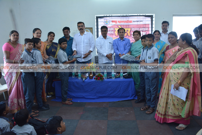 मनपाच्या इतिहासात प्रथम विद्यार्थ्यांना स्वेटर : संदीप जोशी यांचा सत्कार