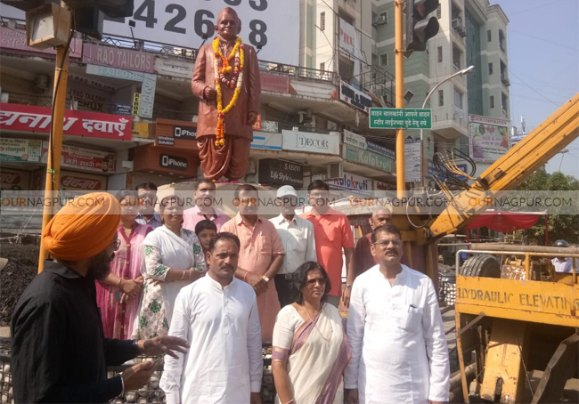 महापौरानी केले महात्मा गांधी, लाल बहादुर शास्त्री यांना अभिवादन