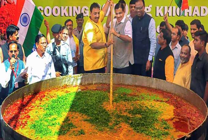 Nagpur chef prepares 3000kgs of khichdi to set world record