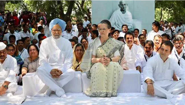 Manmohan Singh, Sonia Gandhi, Rahul Gandhi pays tribute to Mahatma Gandhi at Wardha
