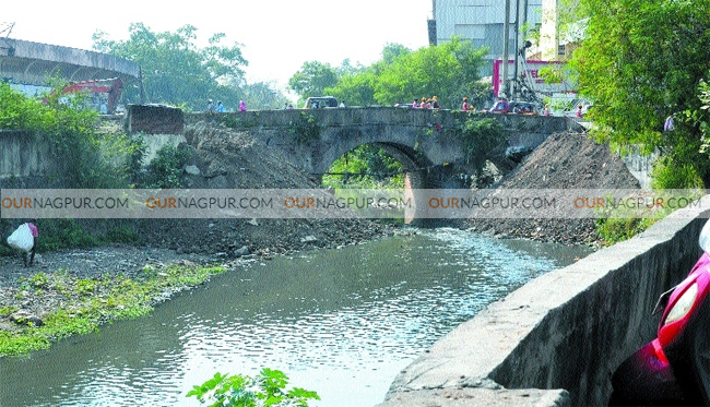 Maha Metro chokes Nag River