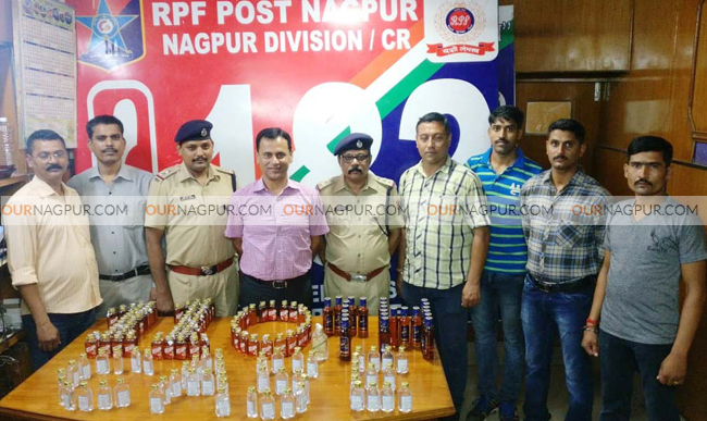 नागपुर रेलवे स्टेशन पर स्पेशल क्राईम डिटेक्शन टीम’’ के द्वारा शराब की कुल 189 बोतल जप्त की गई