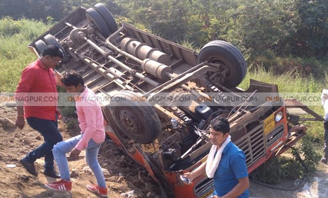 नागपूर - वर्धा मार्गावर बस पलटली, २० प्रवासी सुदैवाने बचावले