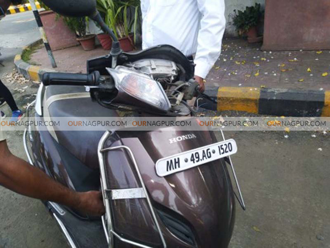 युवती के स्कूटी को कार ने मारी टक्कर - मुख्यमंत्री के काफिले के वाहन से हुई टक्कर