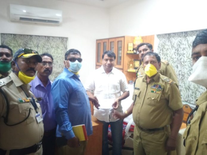 आयुक्त तुकाराम, बजाज शोरूमवर