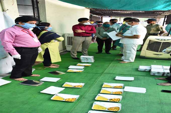 munde visited the kitchen