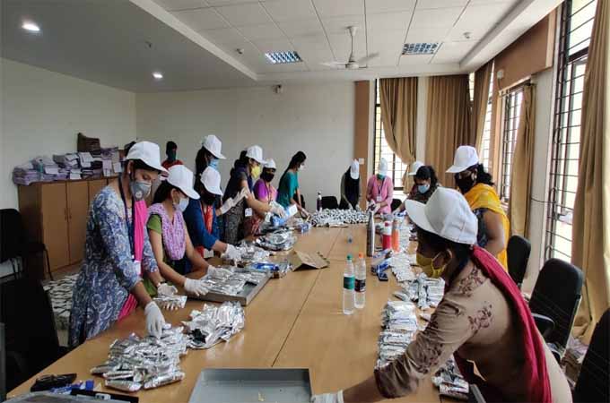 packing food by women