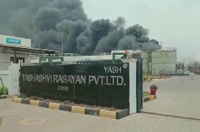 huge fire chemical factory at gujarat