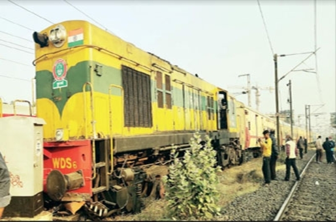 इंजिनाची ६ चाके रूळावरून घसरली,बॅटरी बॉक्सला इंजिन धडकले....