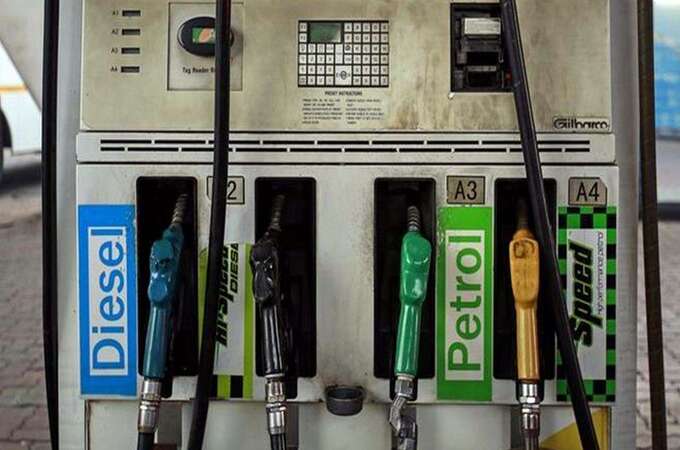 Petrol, Diesel Price: सलग दुसऱ्या दिवशीसुद्धा पेट्रोल डिझेलचे दर घसरले