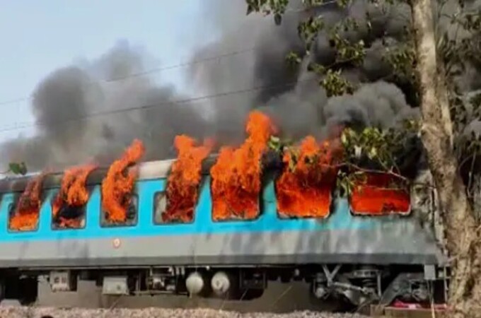 दिल्लीहून देहरादूनला जाणाऱ्या दिल्ली-देहरादून शताब्दी एक्सप्रेसच्या बोगीला आग