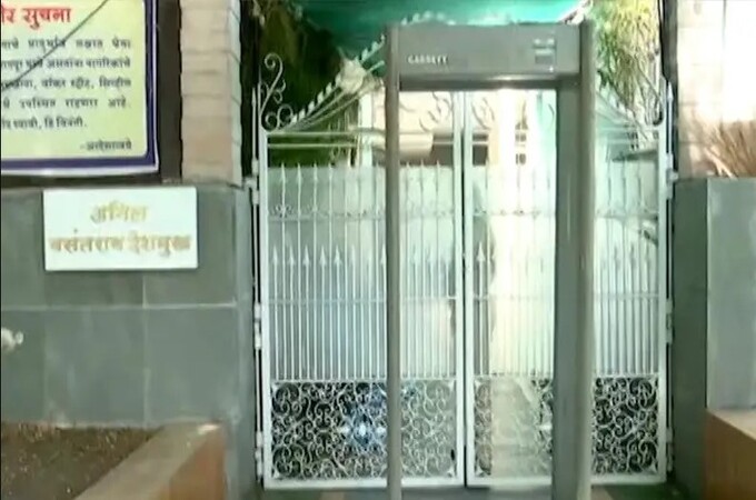 अनिल देशमुखांच्या घरावर सीबीआयची छापेमारी; काळी बॅग आणि पिवळ्या पिशव्यांमध्ये नेमकं काय?