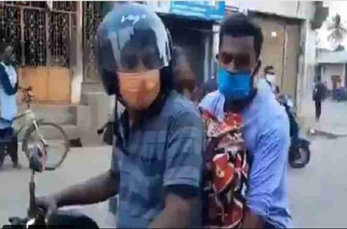 रुग्णवाहिका न मिळाल्याने मुलावर आली आईचा मृतदेह बाईकवर स्मशानात नेण्याची वेळ