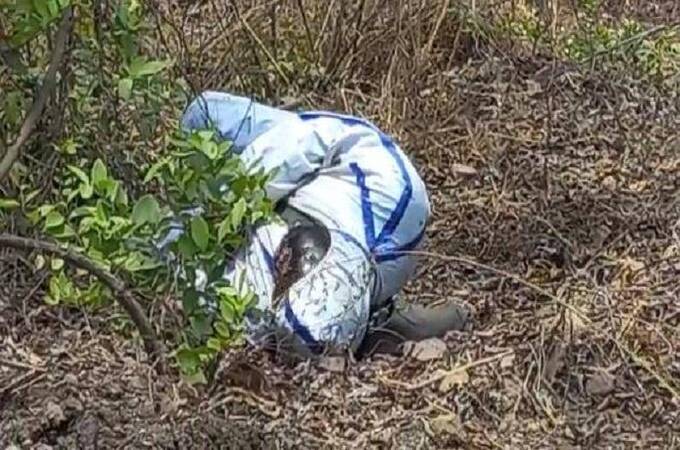 धक्कादायक! हायवेच्या कडेला पीपीई किट घातलेल्या अवस्थेत मृतदेह आढळला