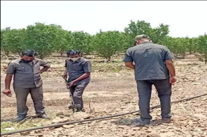 शेतात आढळून आला जुन्या काळातील हातबॉम्ब, युवकाने तो जमीनीवर आपटला आणि..