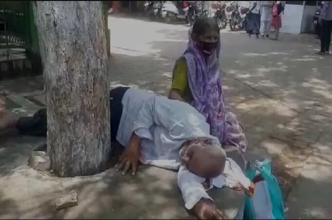 बेड न मिळाल्याने झाडाखाली आसरा घेतलेल्या कोरोना रुग्णाचा अखेर मृत्यू