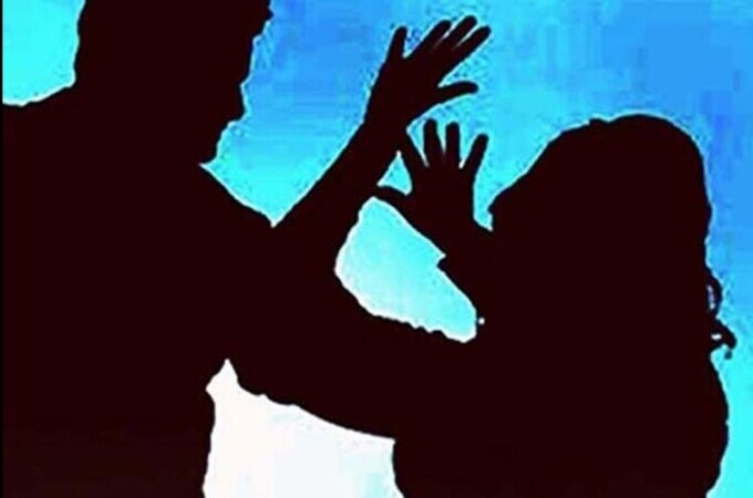 लहान मुलाचा आईने व्हिडिओ काढल्याने राग; पती, सासू-सासऱ्यांनी केली बेदम मारहाण