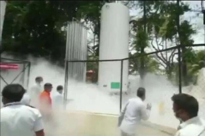 मेलेल्या रुग्णांचे ऑक्सिजन सिलेंडरही पळवले..आणखी एक हृदय पिळवटून टाकणारी घटना