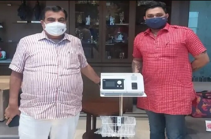 वडिलांचं वर्षश्राद्ध न करता वाचलेल्या पैशातून कोरोना रुग्णांना ‘ॲाक्सिजन ह्युमिडीफायर' यंत्र भेट