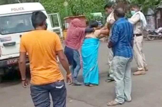 भररस्त्यात मारामारी, पोलिसानं महिलेच्या कानशिलात लगावली, महिलेनंही श्रीमुखात भडकावली