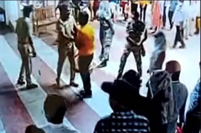 बीडमध्ये डीवायएसपींना धक्काबुक्की, लसीकरण केंद्रावरील गर्दीवर नियंत्रण आणतांना घडला प्रकार