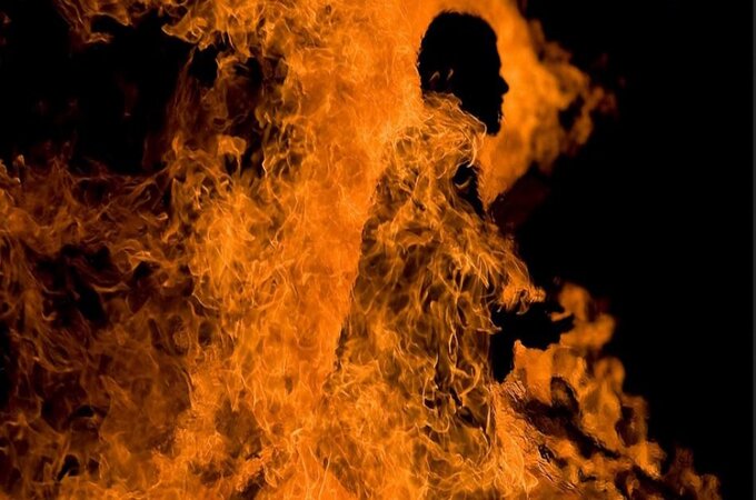 प्रेयसीला वाचवण्यासाठी तरूणाची अंगावर पेट्रोल ओतून आत्महत्या