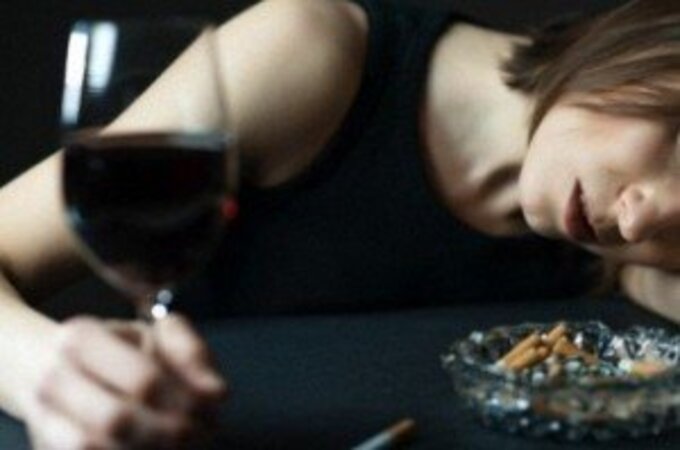 महिलेने दारू पिऊन घातला भर चौकात धिंगाणा, पोलिसांनी घडवली अद्दल