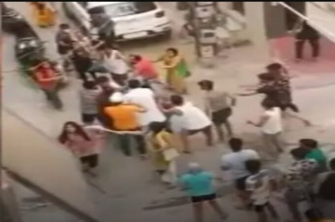 माझ्या टॉमीला तू कुत्रा का म्हटलं? कुत्र्याच्या मालकानं शेजाऱ्याला लाठ्या काठ्यांनी केली मारहाण