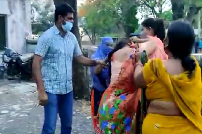 पत्नीने पतीला रंगे हात पकडले, दुसऱ्या महिलेसोबत एका रूममध्ये होता बंद,आणि मग...