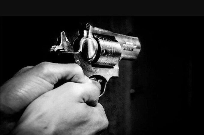 शारिरीक संबंध ठेवण्यास नकार दिल्यानं नाराज पतीनं केली पत्नीची गोळी झाडून हत्या; ३ मुलांना कालव्यात फेकलं