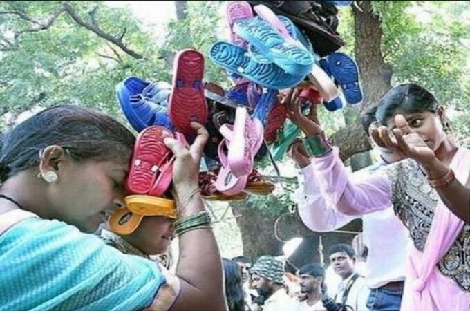 भारतात एक देवीचं असं मंदिर जिथे देवाला प्रसाद नाही तर चपलांचा हार अर्पण केला जातो