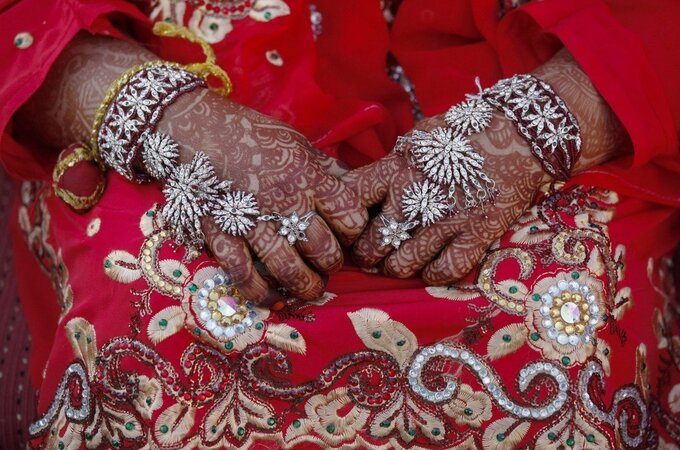 Indian bride नवरीचा चेहरा दाखवण्याचा कार्यक्रमात हाणामारी; महिलांनी एकमेकींना धू धू धुतलं