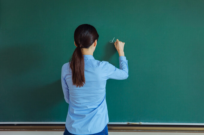 घटस्फोटीत महिला शिक्षिका विद्यार्थ्याला घेऊन झाली फरार; लॉकडाऊनमध्ये दिवसाला ४ तास घ्यायची ट्यूशन