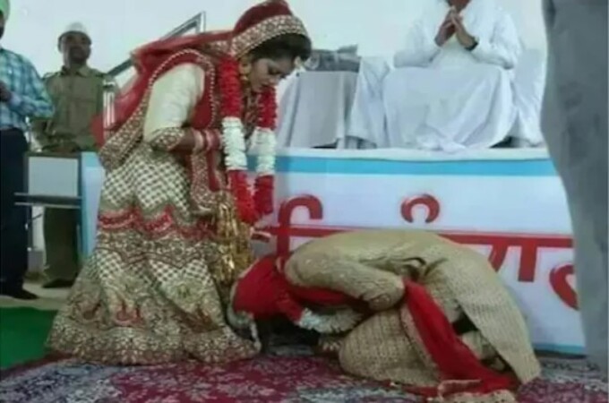 भरमंडपात नवरदेवाने पडल्या नववधूच्या पाया ; काय आहे या मागील रिअल स्टोरी