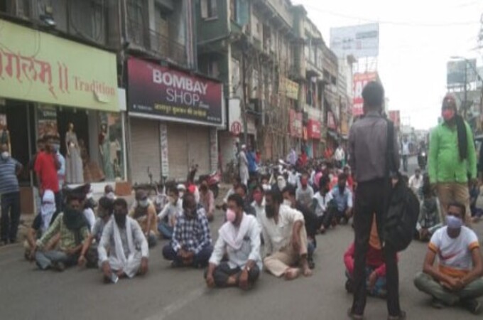 nagpur hawkers Nagpur hawkers stage protest as they are not allowed to set up stalls