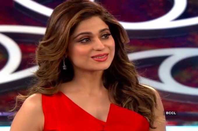 शमिता शेट्टी बिग बॉसच्या घरात आल्याने प्रेक्षक भडकले शमिता शेट्टी बिग बॉसच्या घरात आल्याने प्रेक्षक भडकले