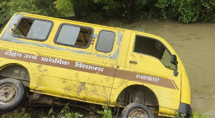 School van fell in a drain in Besa, 18 children escape death
