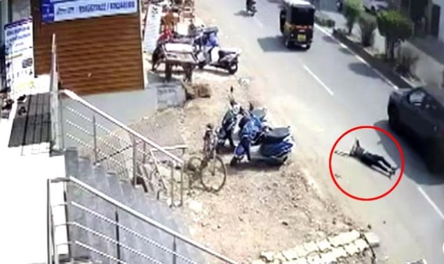 Girl Jumps Off Speeding Autorickshaw to Avoid Molestation bid