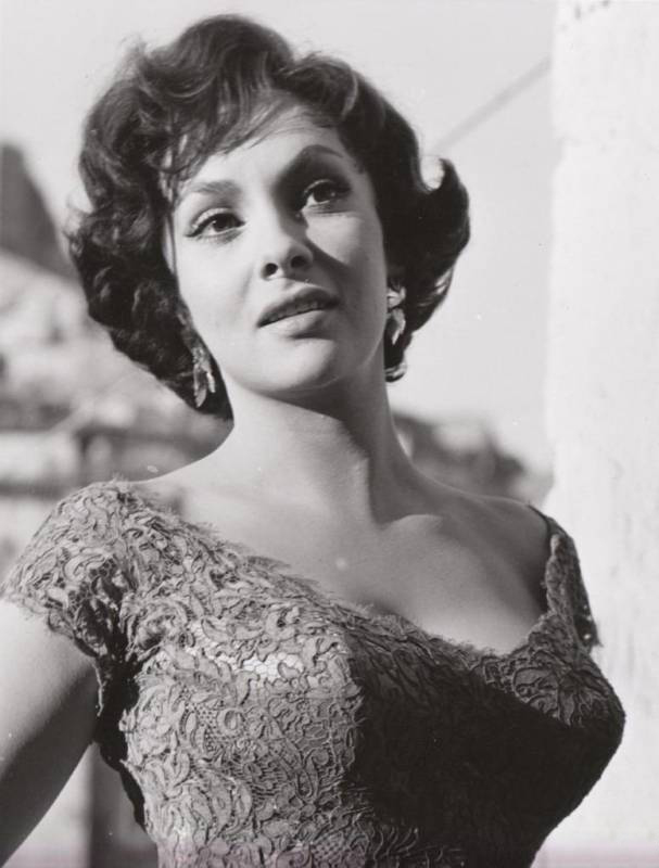Gina Lollobrigida: Italian screen star dies at age 95